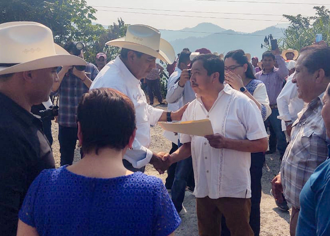 Asisti a la inauguración de la reconstrucción del tramo carretero Tlapacoya-Texcapa, encabezada por el gobernador Sergio Salomón Céspedes Peregrina