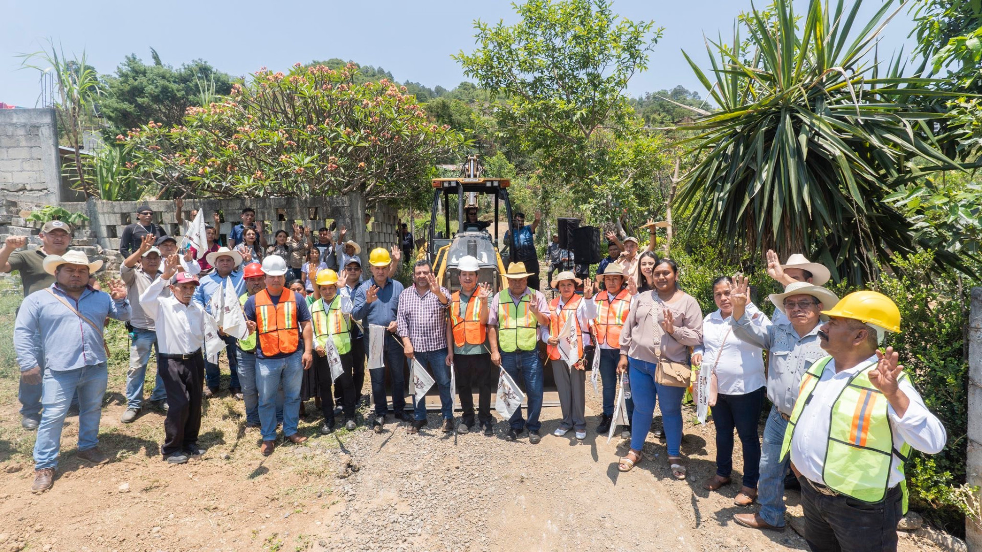 Inicio a la pavimentación con concreto hidráulico de la calle Lerdo de Tejada, en la localidad de Iczotitla