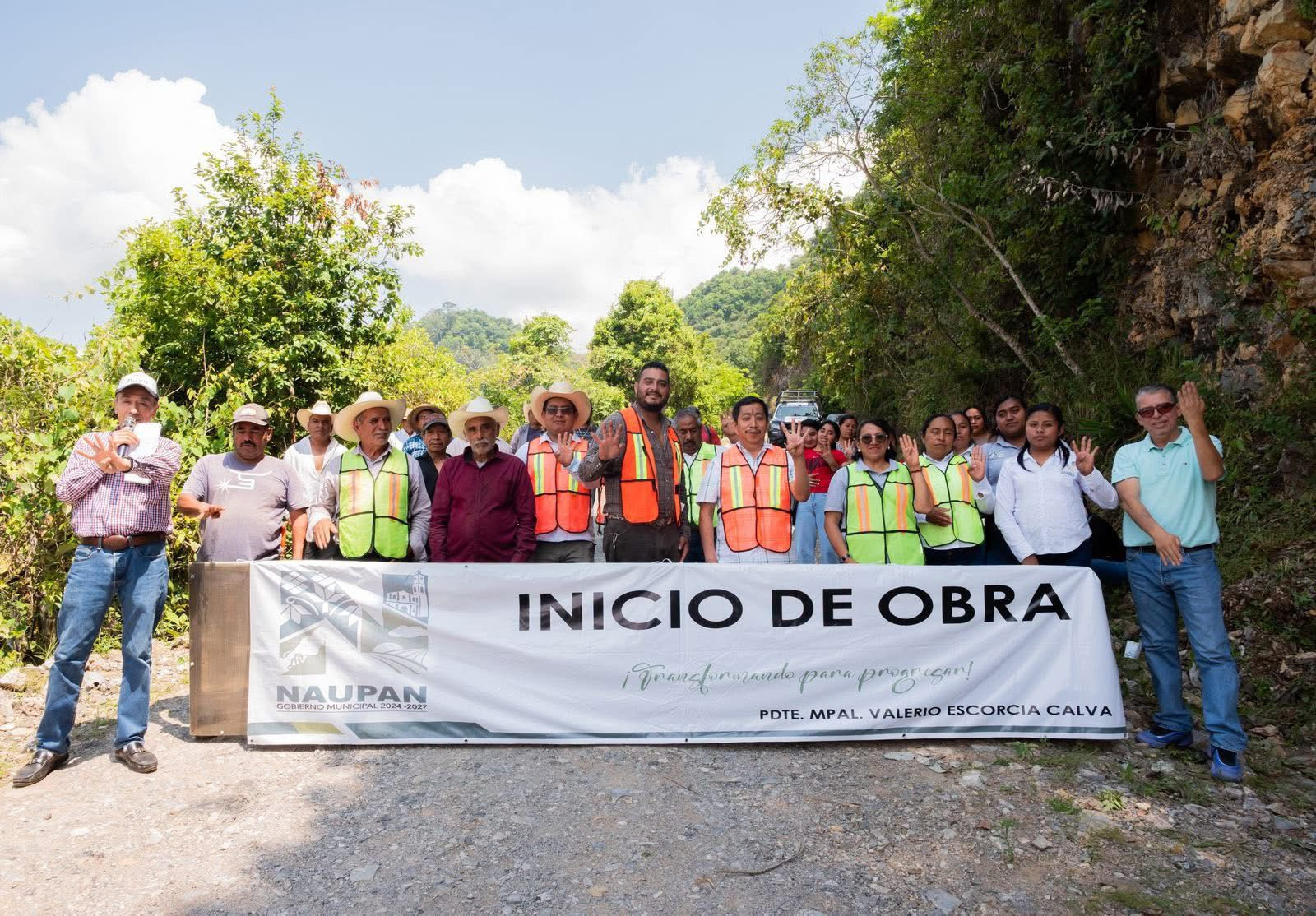 obra de la construcción del camino de acceso principal en la comunidad de Tenextitla
