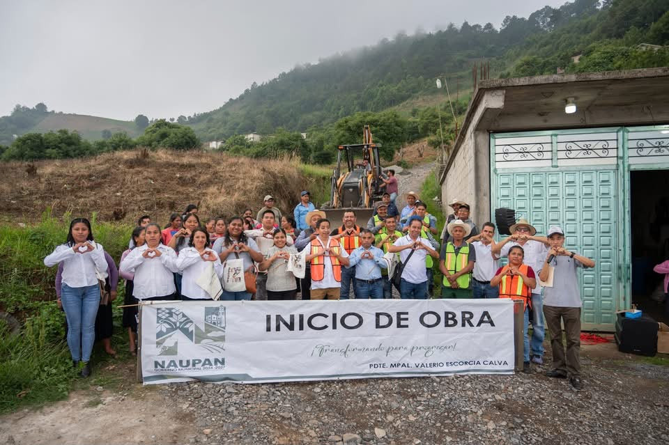 inicio de la pavimentación de la calle 20 de Noviembre, en Tlaxpanaloya